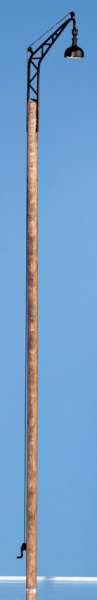 Weinert 33202 - Bahnhofslampe auf Holzmast mit Gitteraufsatz, beleuchtet