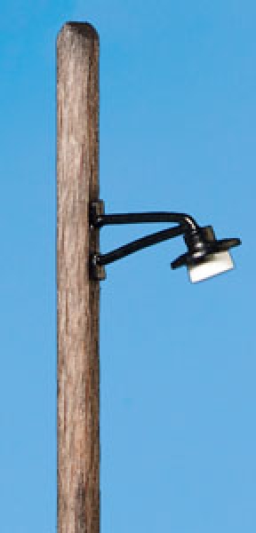 Weinert 33251 - Lampe in schräger Ausführung am Holzmast, beleuchtet