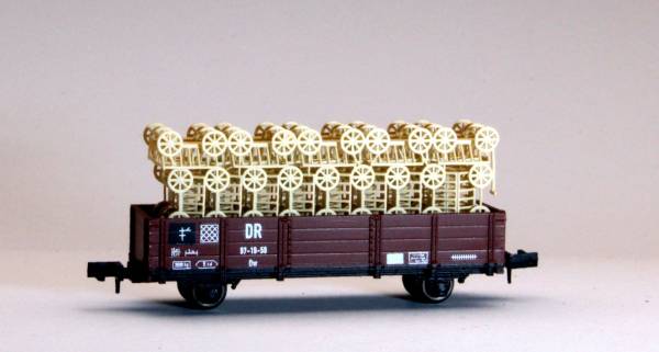 Karsei 29102 - Offener Güterwagen 775 mit Ladegut Handwagen der DR